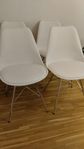 Fina stolar i formgjuten plast och skinnimitation sitsar