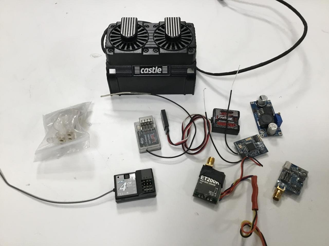 Fyndpaket med RC-elektronik &...