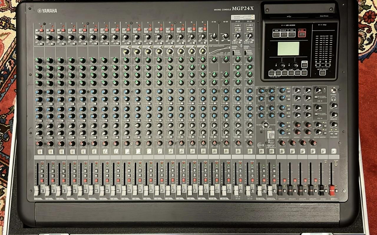 Mixer Yamaha MGP24X inklusive...