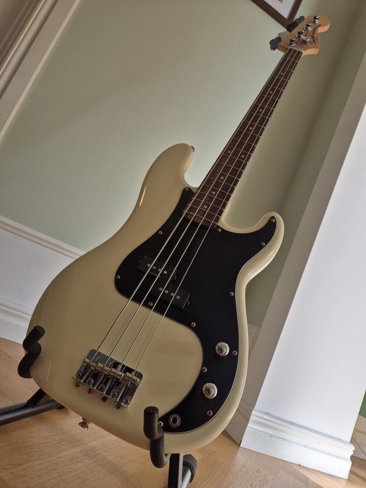 Squier by Fender Precision Ba...