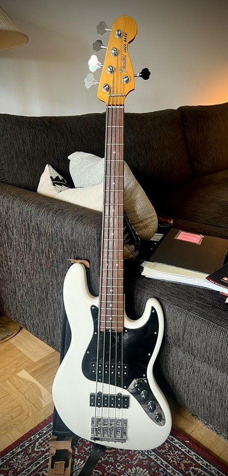 Fender Modern Player Jazz bass V