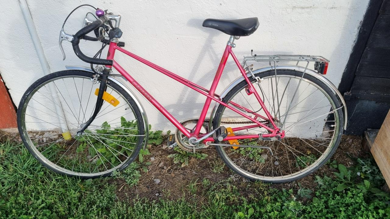 Dam Crescent retro-racer