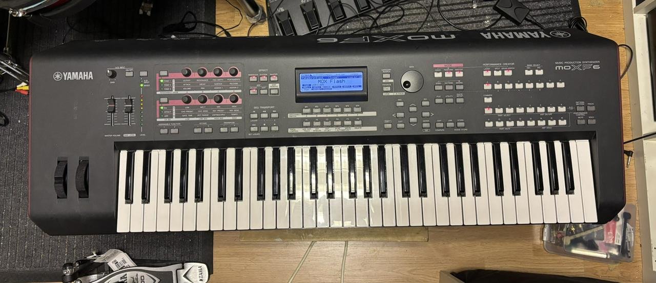 Yamaha MOXF6 workstation