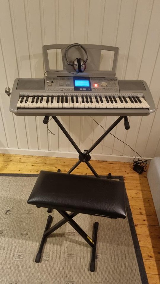 Yamaha Keyboard med pall och ...