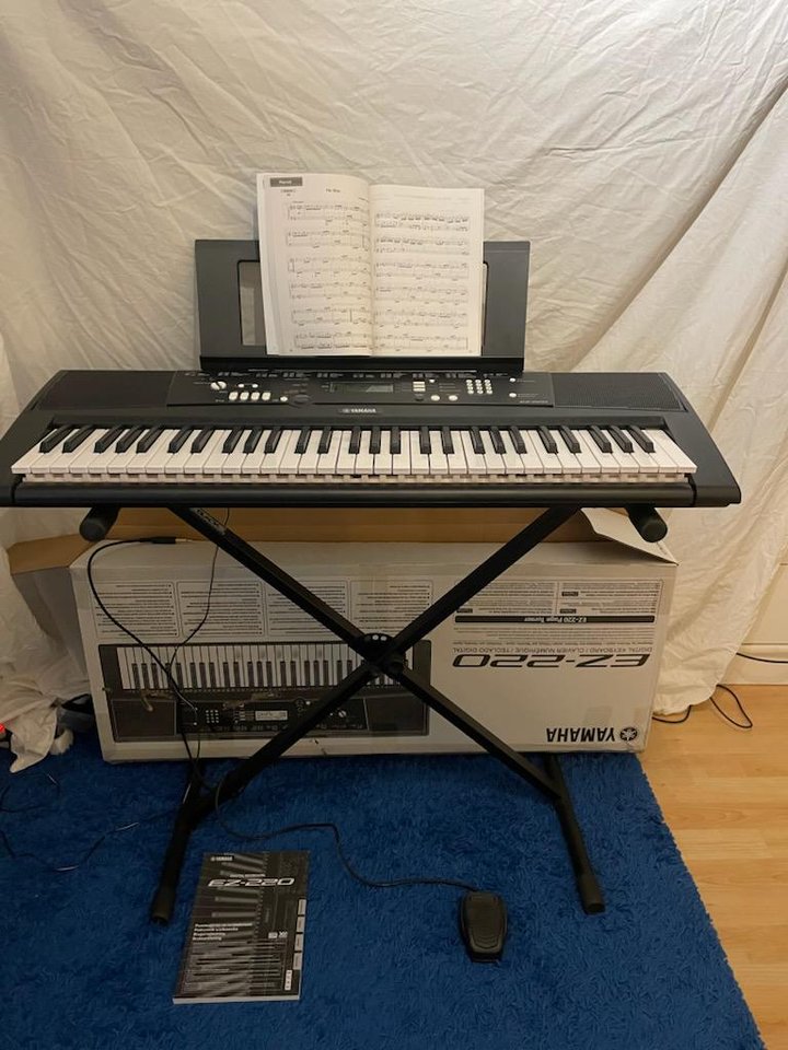 Yamaha EZ 220 Digital Keyboard