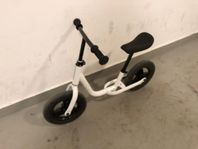 Liten vit spring cykel 
