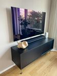 Vogue Mediabänk /TV-bänk 136 cm, antracitgrå med mässing