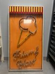 NEON SKYLT TRIUMF GLASS