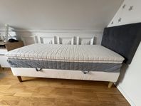 Kontinentalsäng 90x200 cm från IKEA med stoppad gavel. 