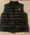 svart dunväst från moncler
