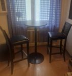 barbord och 2 stolar i svart