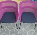 2 st moderna stolar i lila/svart 300 kr