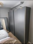 Grå IKEA Pax Garderob med Belysning.
