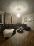 grå/svart soffa 