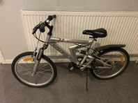 Shimano, pojke , cykel , 6 växlar, handbroms, Bra skick 