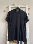 Svart t-shirt från Peoples Uniform