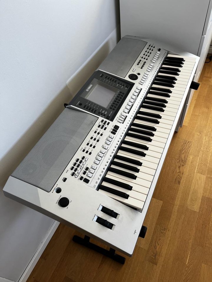 Yamaha PSR S700 ink. stativ.