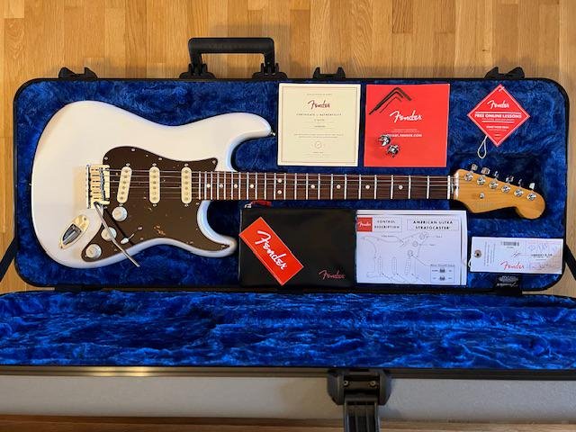 Fender Am Ultra Strat SSS RW,...