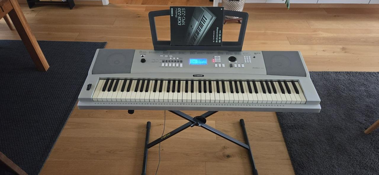 Yamaha DGX-220 Portable Grand