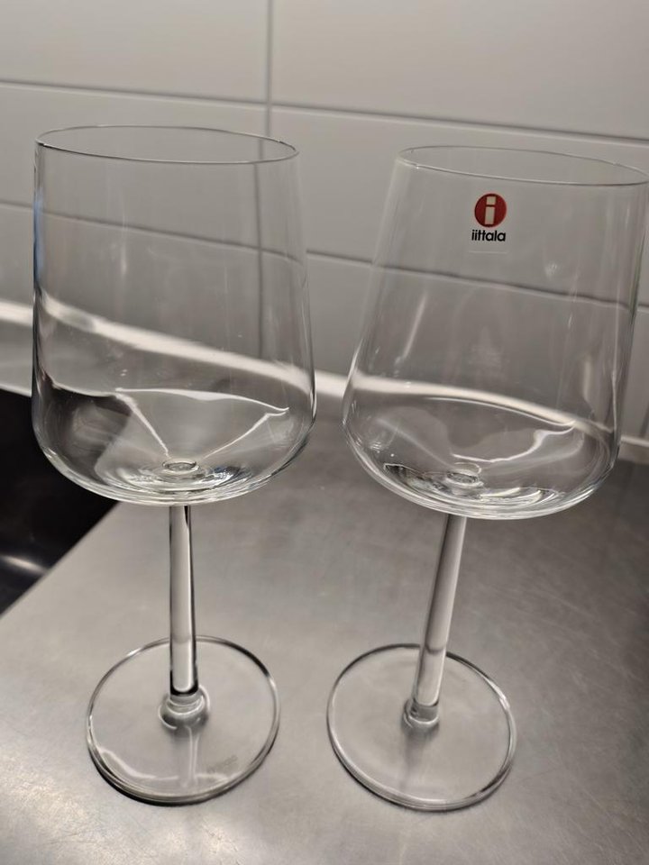 Två rödvins glas ifrån ittala