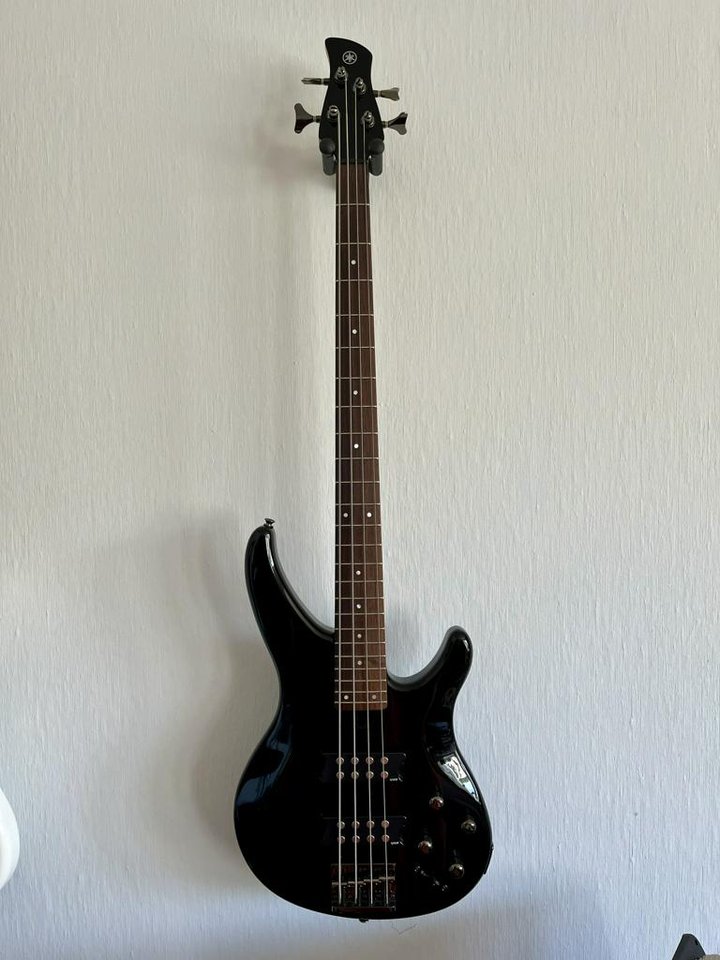 Elbas 4-strängad aktiv Yamaha...