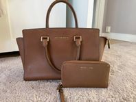 Äkta Michael Kors väska med plånbok
