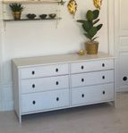 IKEA byrå i massivt trä, vitlaserad