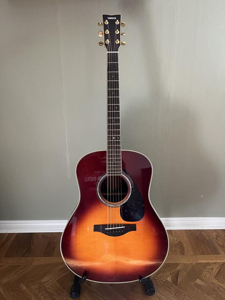 Yamaha sunburst halvakustisk ...