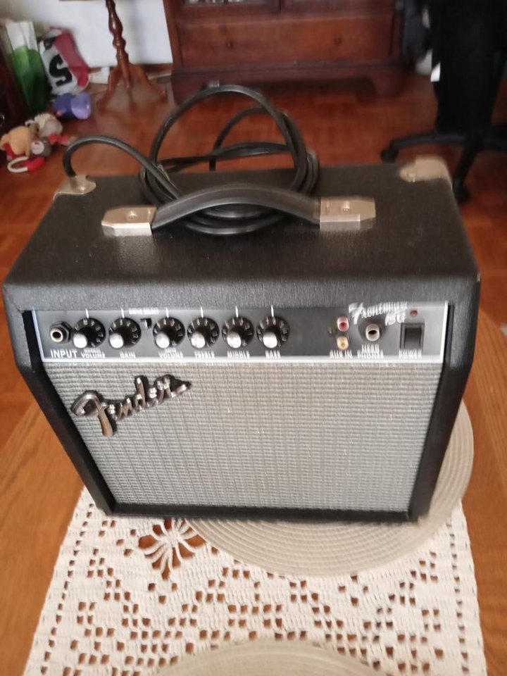 Fender Frontman 15G + Fotpeda...