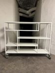 Vit hylla i metall från Bruka Design med hjul 