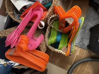 Massvis med Ikea barngalge i olika färger