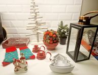 ETT KIT MED JULDEKORATION.Julgran, tomte, ljushållare, lykt