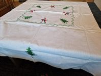 Julbordsduk med broderade tomtar och granar