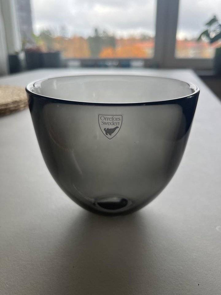 Orrefors svart glasskål, Itta...