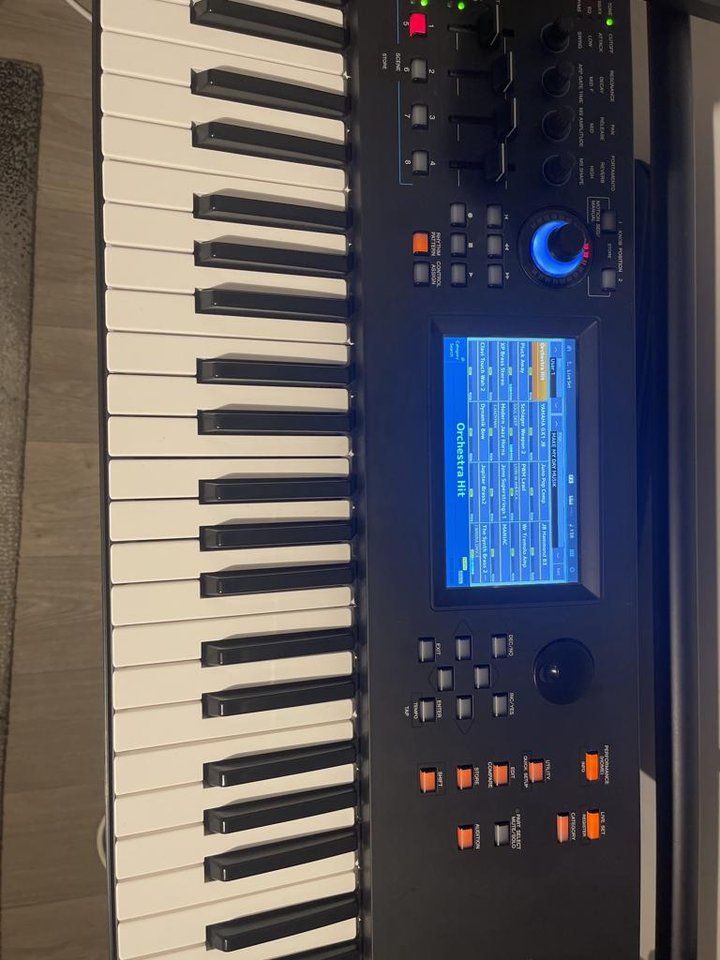 Yamaha MODX7 synth