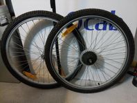 26tums hjul fram och bak.