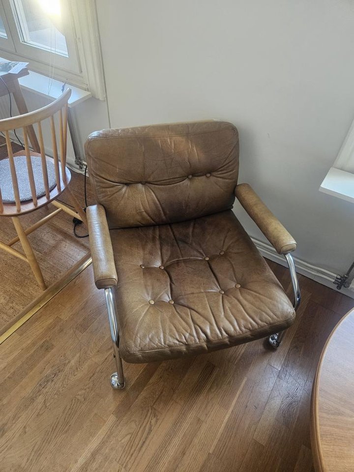 Två skinnfåtöljer Karin stil