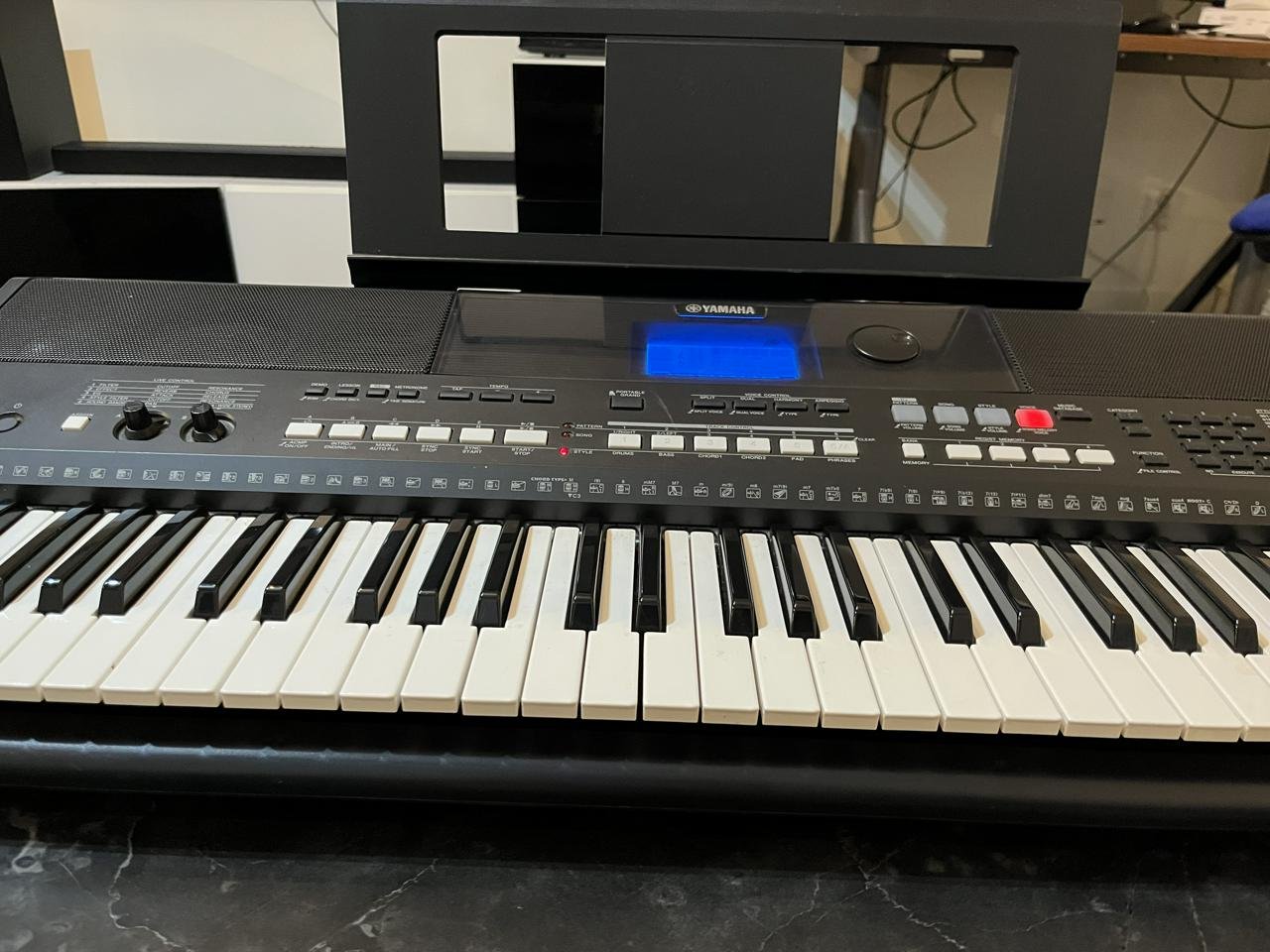 Yamaha PSR E433 keyboard 
