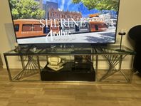 TV-bänk i glas och metall – modern design