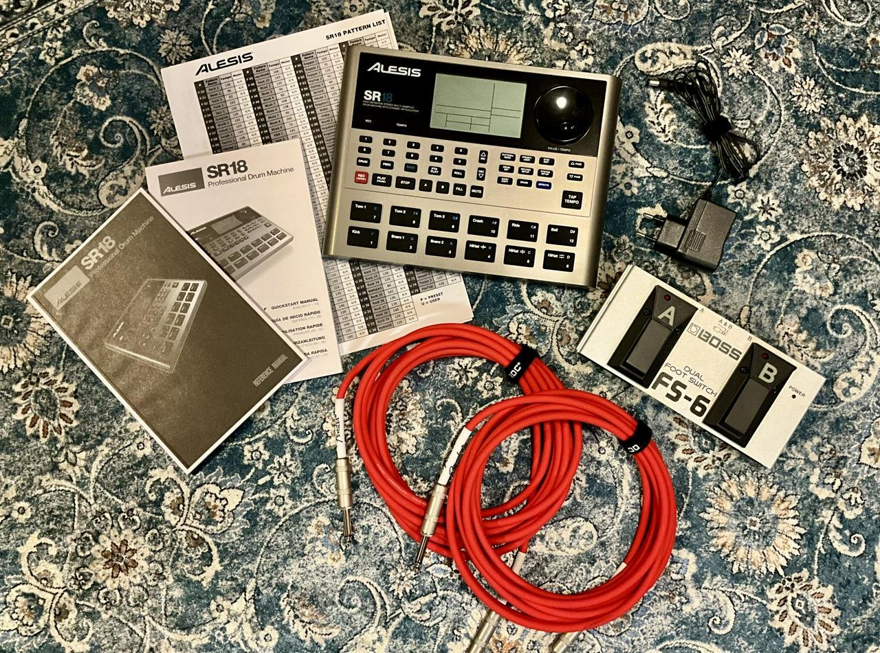 Alesis SR-18 trummaskin + Bos...