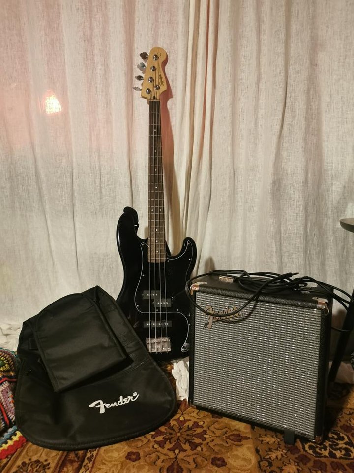 Fender Squier bass guitar com...
