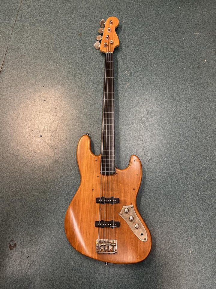 Squier Fretless Jazz Bass + f...