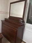 byrå - i trä och med spegel