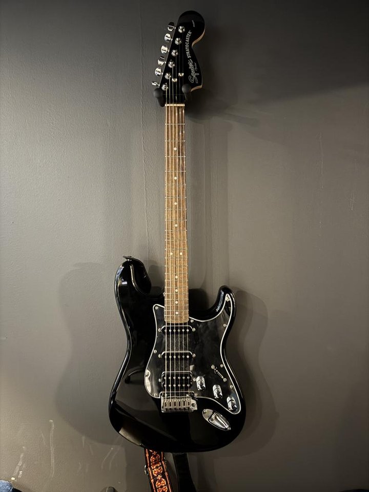 Guitar - Squier by Fender Str...