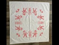 Vacker handbroderad julduk med tomtar