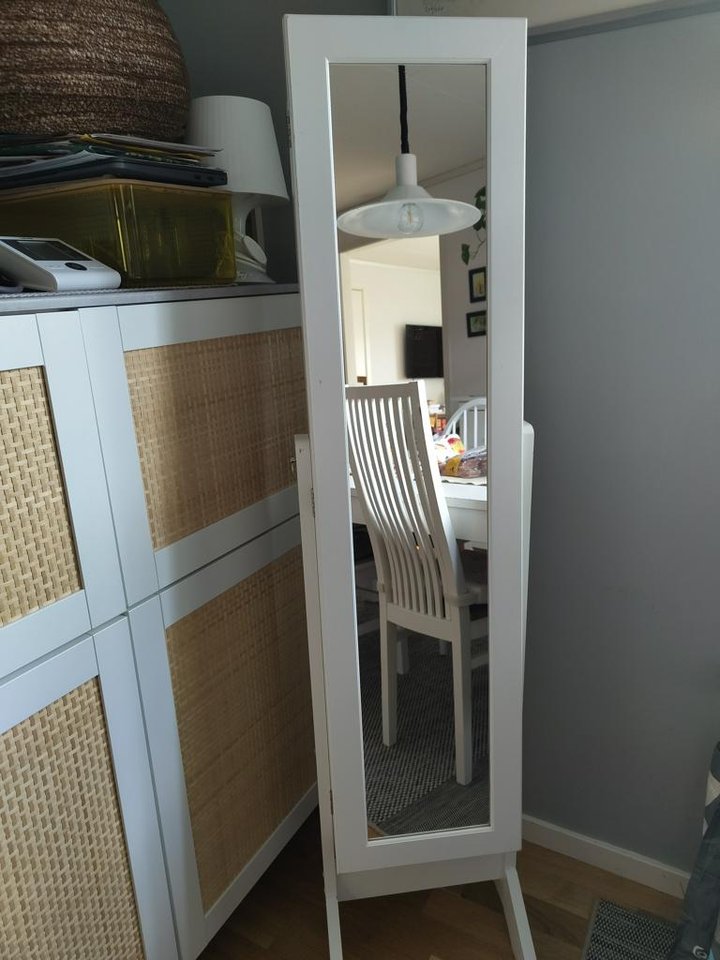 Spegel med smyckesskåp