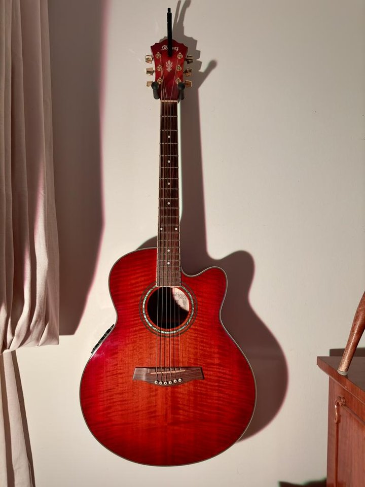 Röd snygg semi-akustisk gitar...