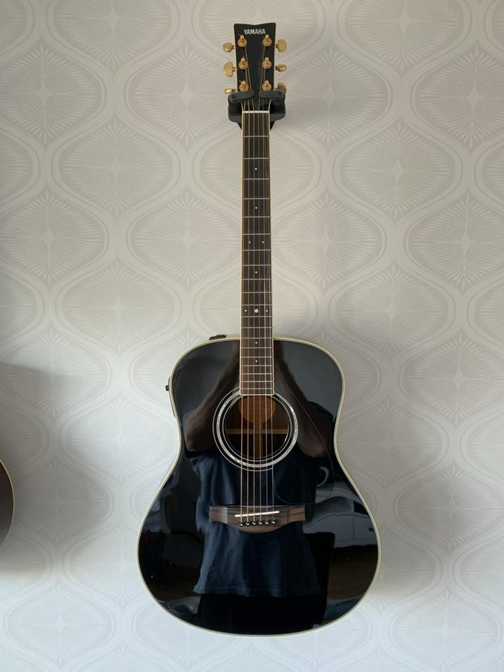 Akustisk gitarr (mickad) Yama...