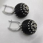 Eleganta örhängen med svarta och silverfärgade pärlor