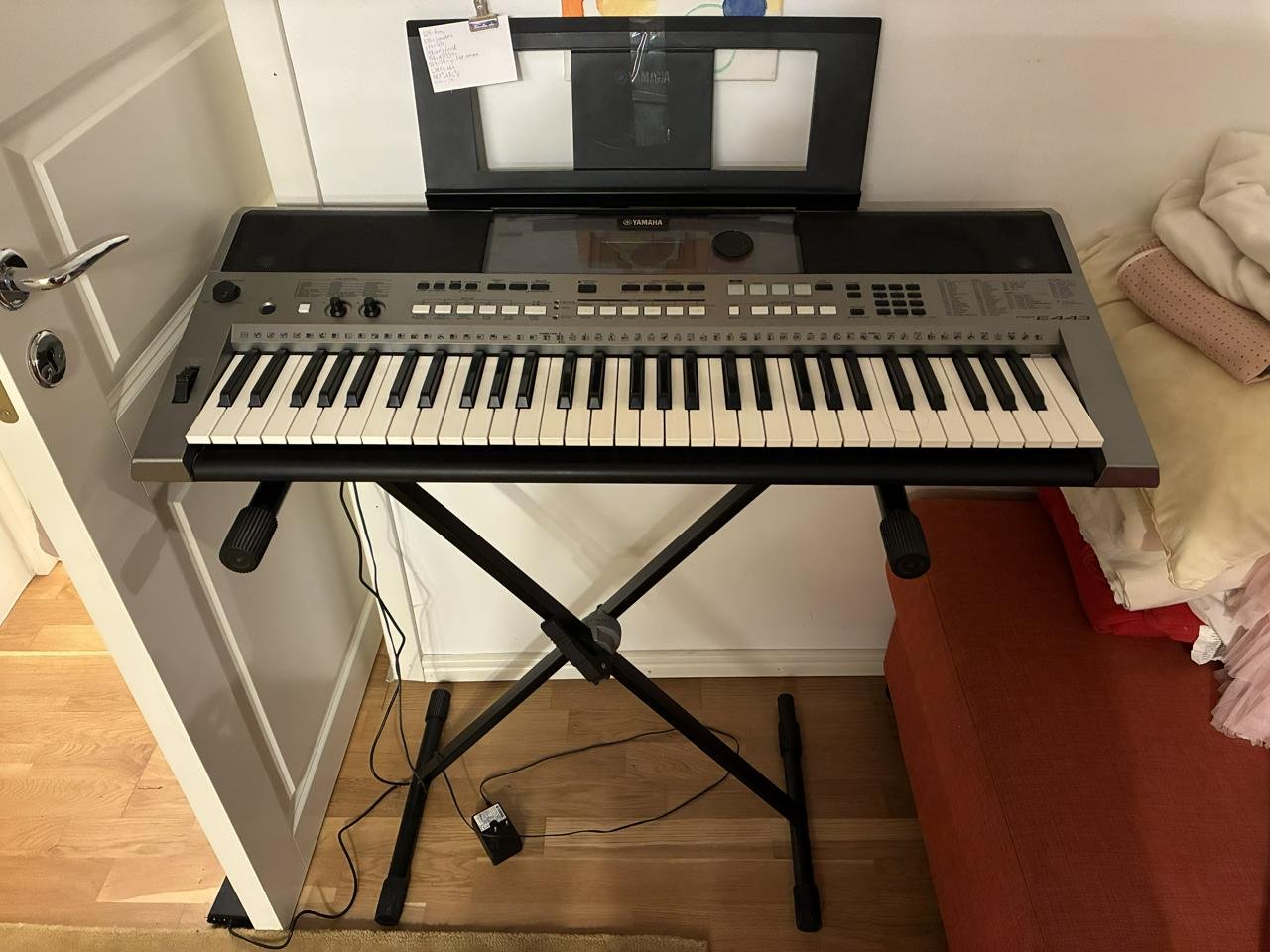 Yamaha E443, med ställ och pedal